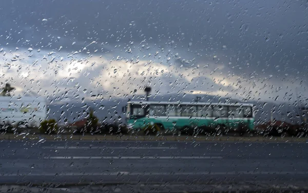 Stadsbuss Bakom Ett Blött Glas Regnig Dag — Stockfoto