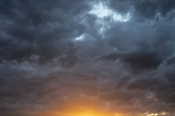 Den Molniga Himlen Solnedgången — Stockfoto