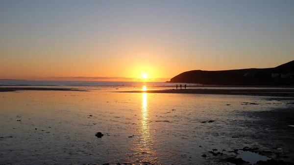 Close Belo Pôr Sol Sobre Uma Paisagem Marítima Tranquila Pessoas — Fotografia de Stock