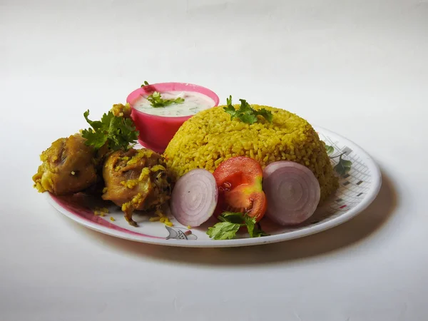 Een Bord Heerlijke Zelfgemaakte Kip Biryani Yoghurt Dip Een Bord — Stockfoto