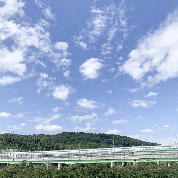 緑の丘と青い空の素晴らしい風景 — ストック写真