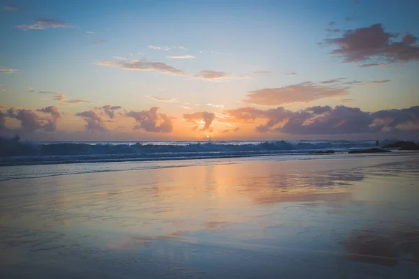 Красивий Берег Хвилями Сутінках — стокове фото