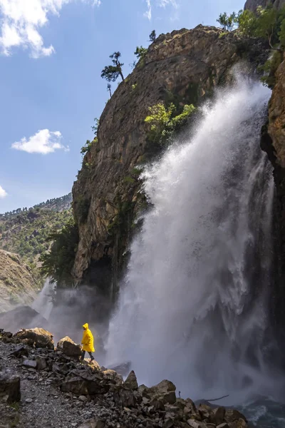 Tiro Vertical Uma Cachoeira Kupusbasi Turquia Homem Ambulante Com Casaco — Fotografia de Stock
