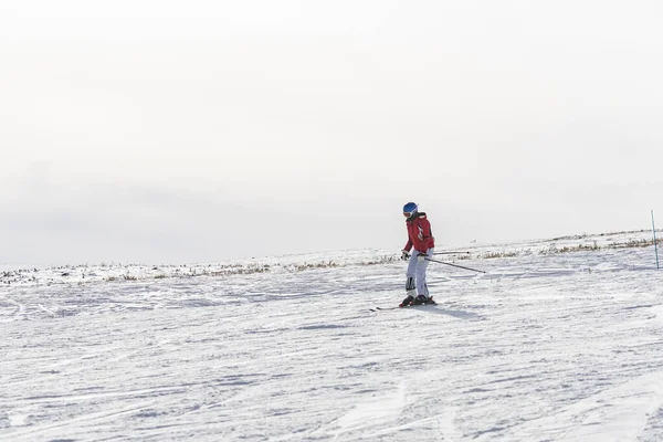 土耳其卡伊塞里 一名男子在滑雪场上滑雪 — 图库照片