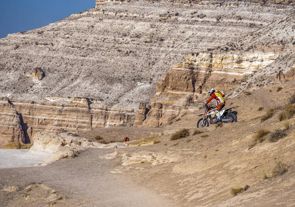 Hombre Con Una Motocicleta Montada Sobre Rocas Capadocia Turquía — Foto de Stock