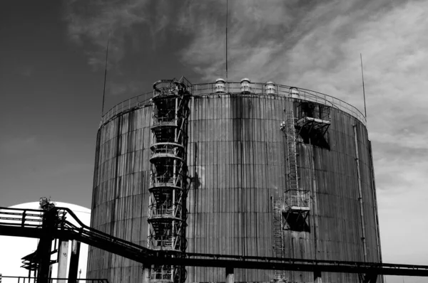 Plan Niveaux Gris Échelles Sur Une Usine Sous Lumière Soleil — Photo