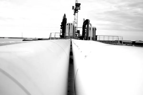 Graustufenaufnahme Von Kränen Und Pipelines Hafen Unter Bewölktem Himmel — Stockfoto
