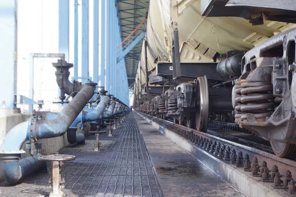 Vasúti Sínek Közelsége Egy Gyárban Amit Csővezetékek Vesznek Körül Napfény — Stock Fotó