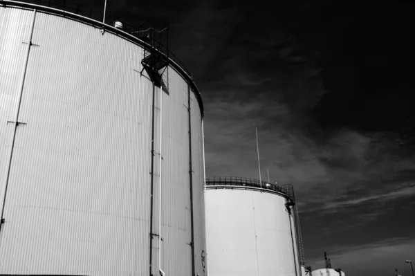 Cliché Niveaux Gris Une Usine Par Une Journée Ensoleillée Dans — Photo