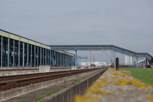 Oude Treinrails Omgeven Door Een Fabriek Onder Een Blauwe Bewolkte — Stockfoto