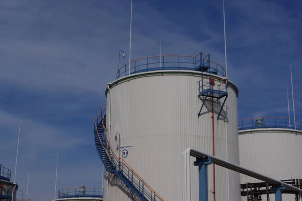 Factory Surrounded Pipes Sunlight Blue Sky — Stock Photo, Image