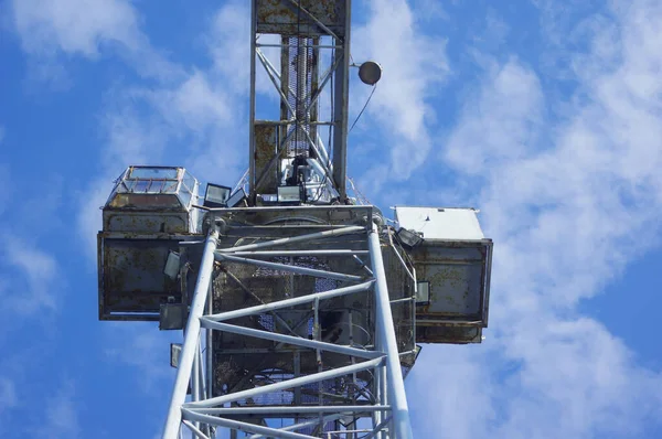 Nízký Úhel Záběru Kovové Věže Továrně Pod Slunečním Svitem Modrou — Stock fotografie