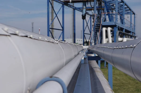 Großaufnahme Industrieller Pipelines Unter Sonnenlicht Und Blauem Himmel — Stockfoto