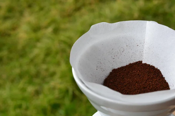Μια Επιλεκτική Φωτογραφία Εστίαση Της Σκόνης Καφέ Στο Φίλτρο Λευκό — Φωτογραφία Αρχείου