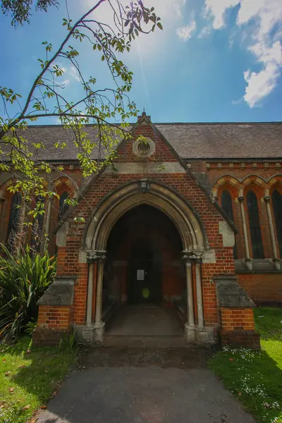 Vue Verticale Une Ancienne Église Rouge Par Une Journée Ensoleillée — Photo