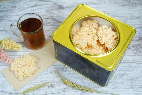 Uma Caixa Metal Arroz Copo Chá Uma Mesa Madeira — Fotografia de Stock