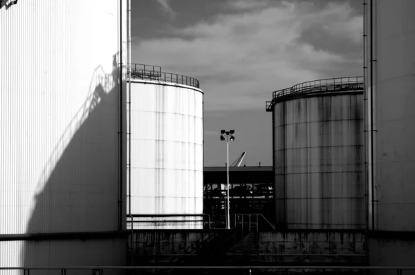 在白天被梯子和管道包围的工厂的灰度照片 — 图库照片