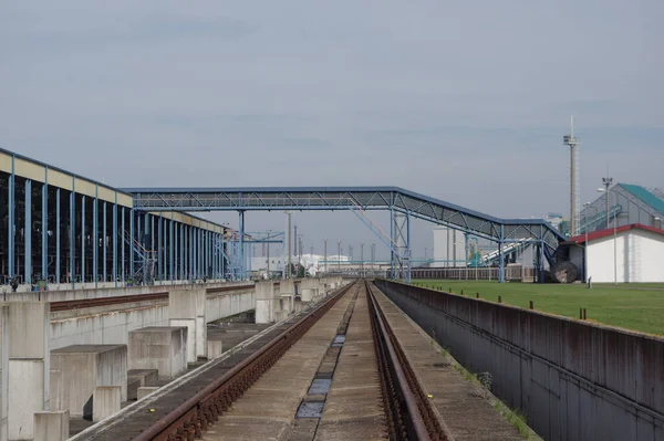 Alte Bahngleise Umgeben Von Einer Fabrik Unter Blauem Himmel — Stockfoto