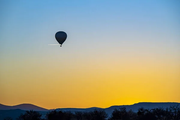 Balon Powietrzny Przelatujący Nad Kapadocją Podczas Pięknego Żółtego Zachodu Słońca — Zdjęcie stockowe