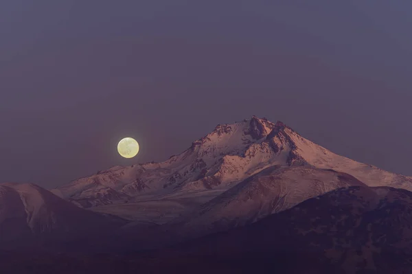 Berömd Snötäckta Erciyes Mount Eller Argaeus Stor Stratovulkan Turkiet Skymningen — Stockfoto