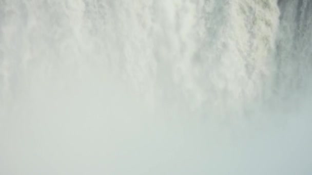 Красивые Водопады Текут Рядом — стоковое видео