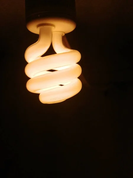 一个发光的扭动灯泡的垂直镜头 — 图库照片