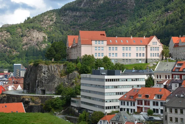Vacker Bild Byggnader Med Orange Tak Nära Klippor Bergen Norge — Stockfoto