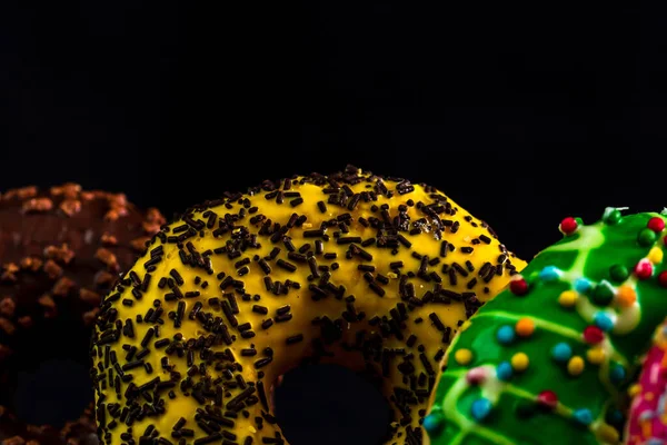 Uma Foto Close Donuts Coloridos Envidraçados Com Polvilhas Fundo Preto — Fotografia de Stock