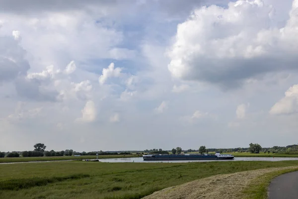 Rzeka Ijssel Twentekanaal Płaski Holenderski Krajobraz Pobliżu Zutphen Dużym Statkiem — Zdjęcie stockowe