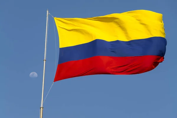 Una Bandera Colombiana Ondea Viento Sobre Las Paredes Erosionadas Fortaleza —  Fotos de Stock