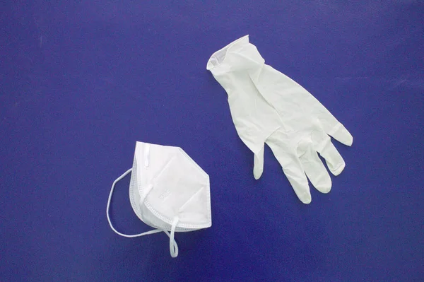 Een Bovenaanzicht Van Medisch Masker Handschoen Geïsoleerd Blauwe Achtergrond — Stockfoto