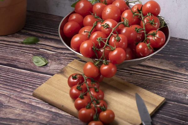 Una Magnífica Toma Montón Tomates Cherry Tazón Metal Una Tabla — Foto de Stock