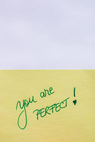 Egy Kézírás Amin Áll Hogy Tökéletes Vagy Egy Sárga Papíron — Stock Fotó