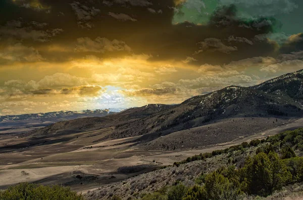 日落背景下的田野和山景 — 图库照片