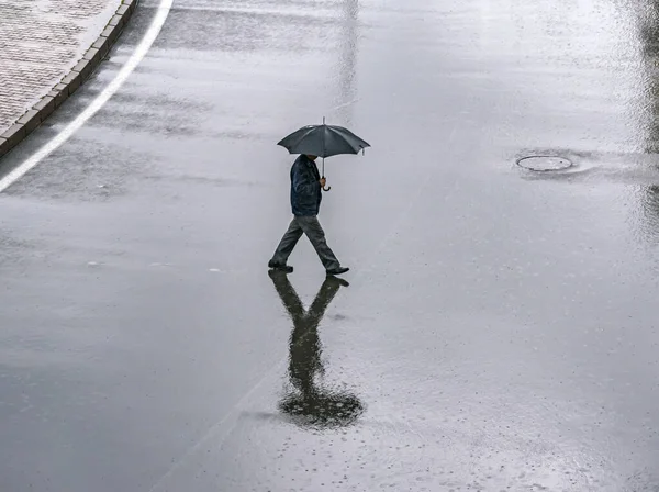 Vecchio Che Cammina Con Ombrello Una Strada Durante Una Pioggia — Foto Stock