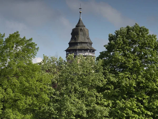 Шикарный Снимок Шпиля Церкви Ханн Мунден Густыми Зелеными Деревьями Германии — стоковое фото