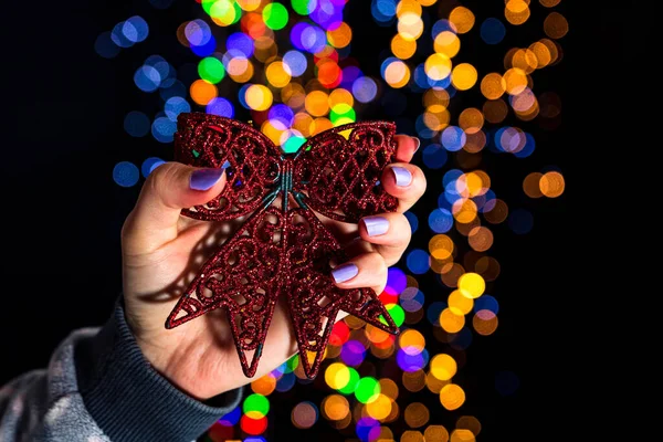 Kvinnlig Hand Som Håller Jul Dekoration Bokeh Bakgrund — Stockfoto