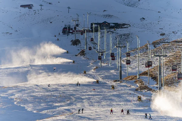 Erciyes山滑雪胜地的一个缆车和一群滑雪者 — 图库照片