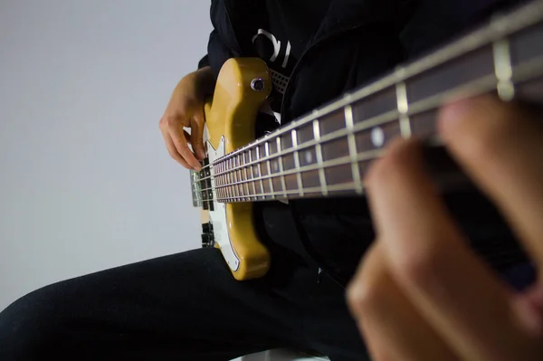 Close Das Mãos Homem Tocando Uma Guitarra Híbrida — Fotografia de Stock