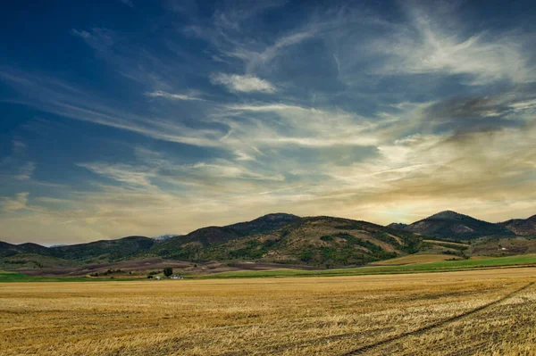 Ein Malerischer Blick Auf Ein Von Hügeln Umgebenes Feld Vor — Stockfoto