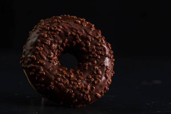 Donut Glaseado Chocolate Con Chispas Chocolate Aisladas Sobre Fondo Negro —  Fotos de Stock