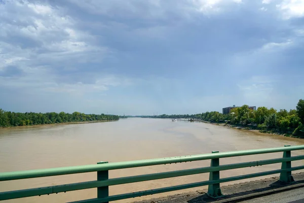 Uma Bela Vista Uma Água Rio Partir Ponte Sob Nublado — Fotografia de Stock