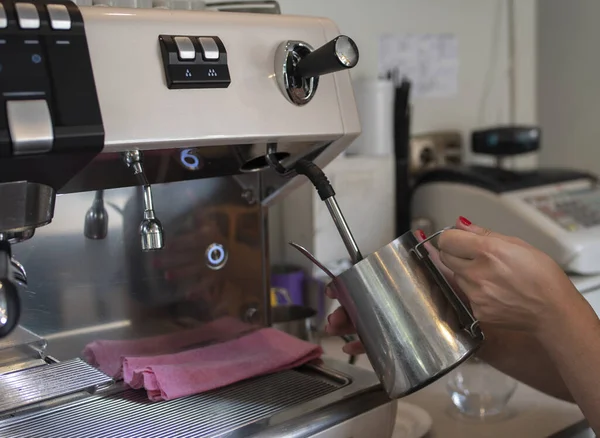 Close Uma Máquina Café Automática Com Uma Mão Enchendo Seu — Fotografia de Stock