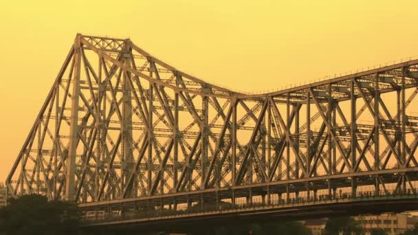 Puente Sobre Río Por Mañana — Vídeo de stock