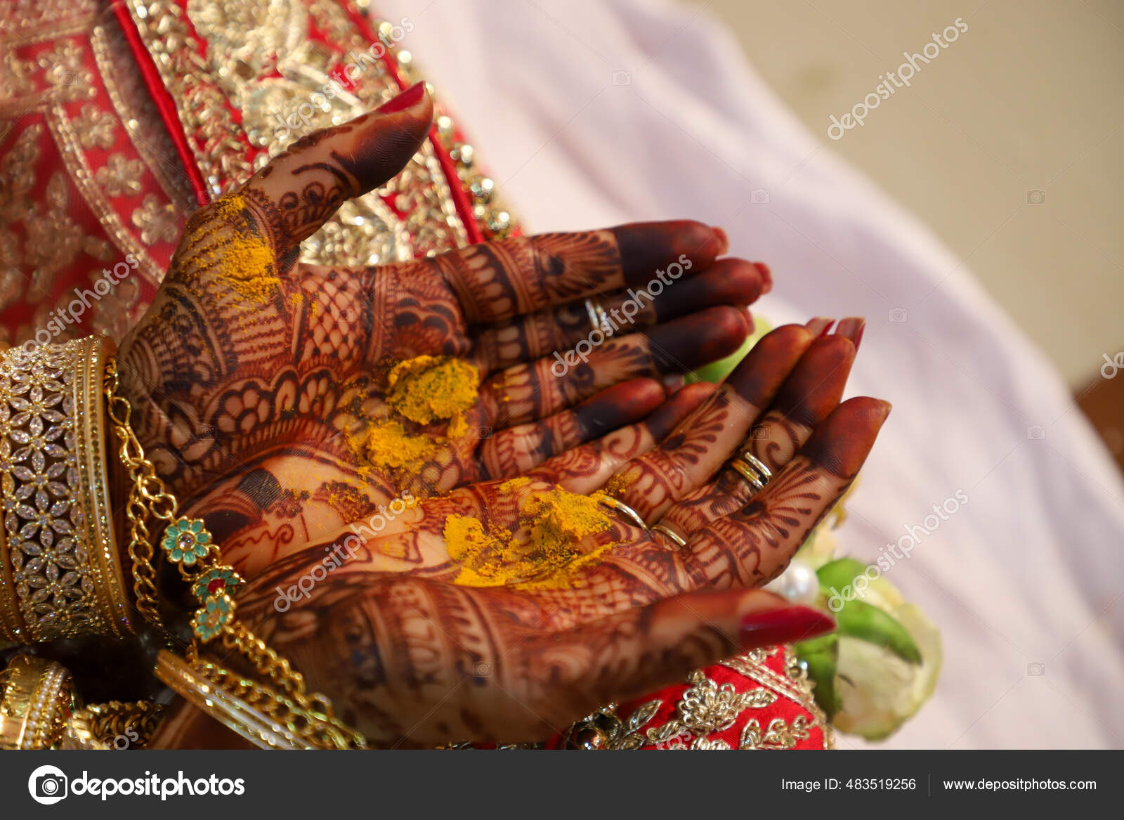 A close up of a person holding a ring photo – Indian art Image on Unsplash