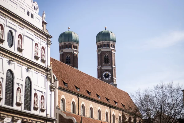 Die Beiden Frisch Renovierten Türme Der Frauenkirche Mit Blauem Himmel — Stockfoto