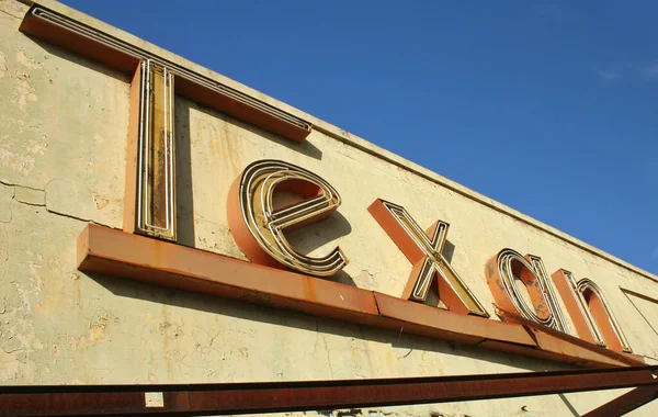 Edifício Abandonado Sinal Texano Fundo Céu Azul — Fotografia de Stock