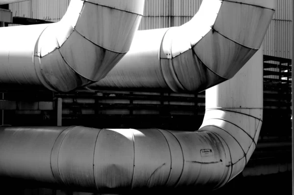 Uma Imagem Tons Cinza Enormes Tubos Metal Zona Industrial — Fotografia de Stock