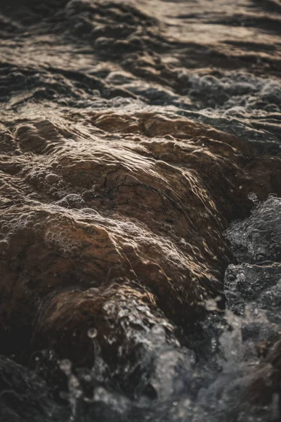 Vertikální Záběr Vlny Oceánu Pro Tapety Pozadí — Stock fotografie