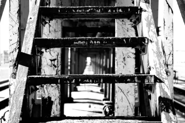 Graustufenaufnahme Einer Alten Rostigen Treppe Der Wand Der Fabrik — Stockfoto